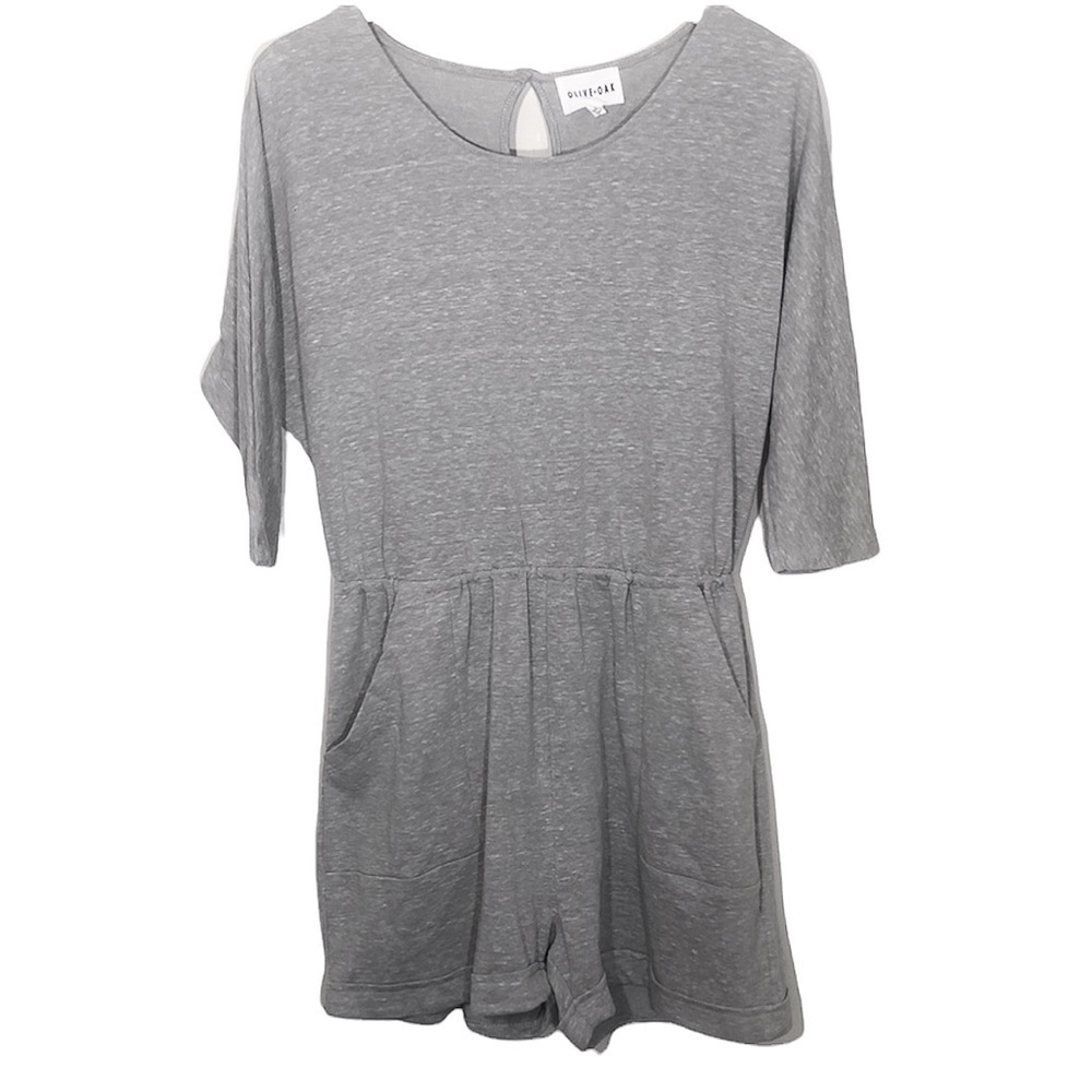 3/$25 🙌🏼 Olive + Oak Heathered Gray Three Fourth Sleeve Romper. Pockets Large